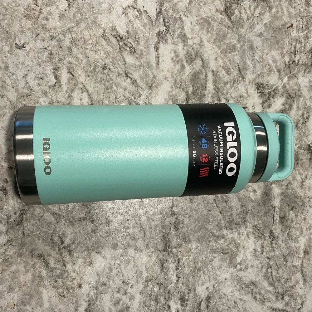 Brand New 36 oz Igloo Water Bottle